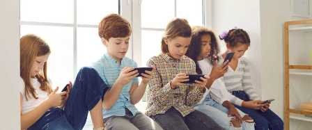 Как помочь детям справляться с электронной зависимостью