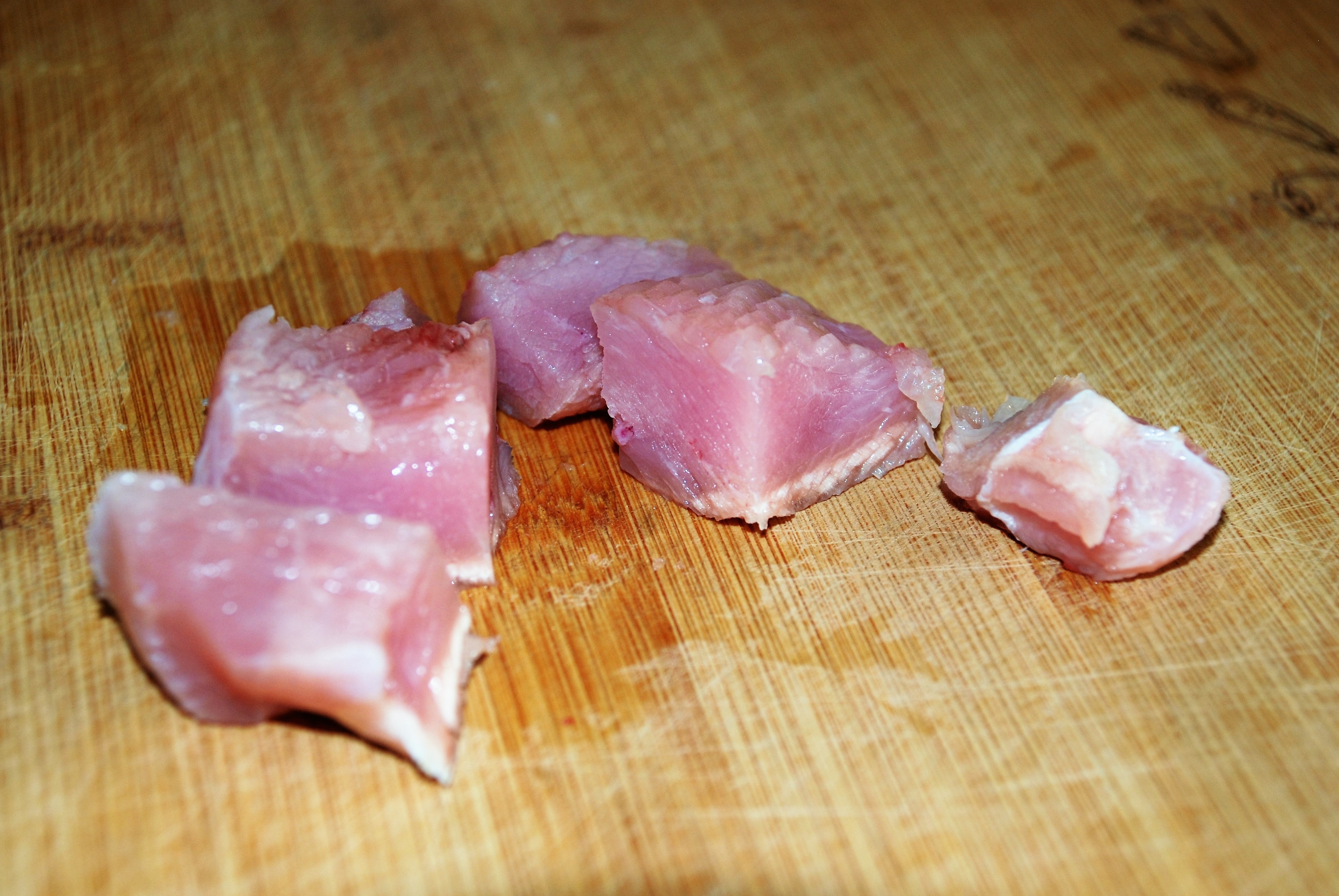 Мясо птицы (300гр) нарезать небольшимы кусочками