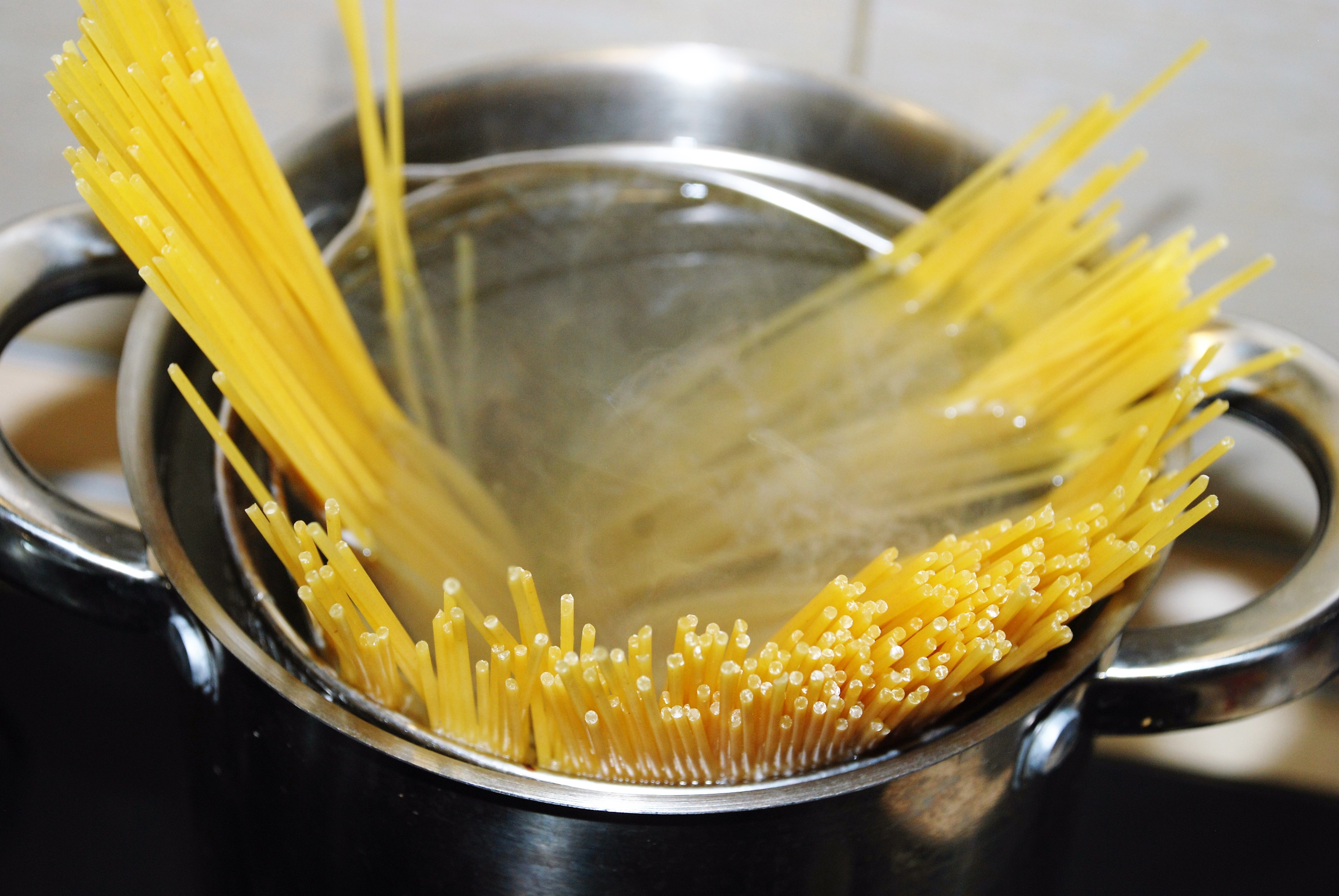 Отварить пасту или спагетти в подсоленной воде согласно инструкциям на упаковке