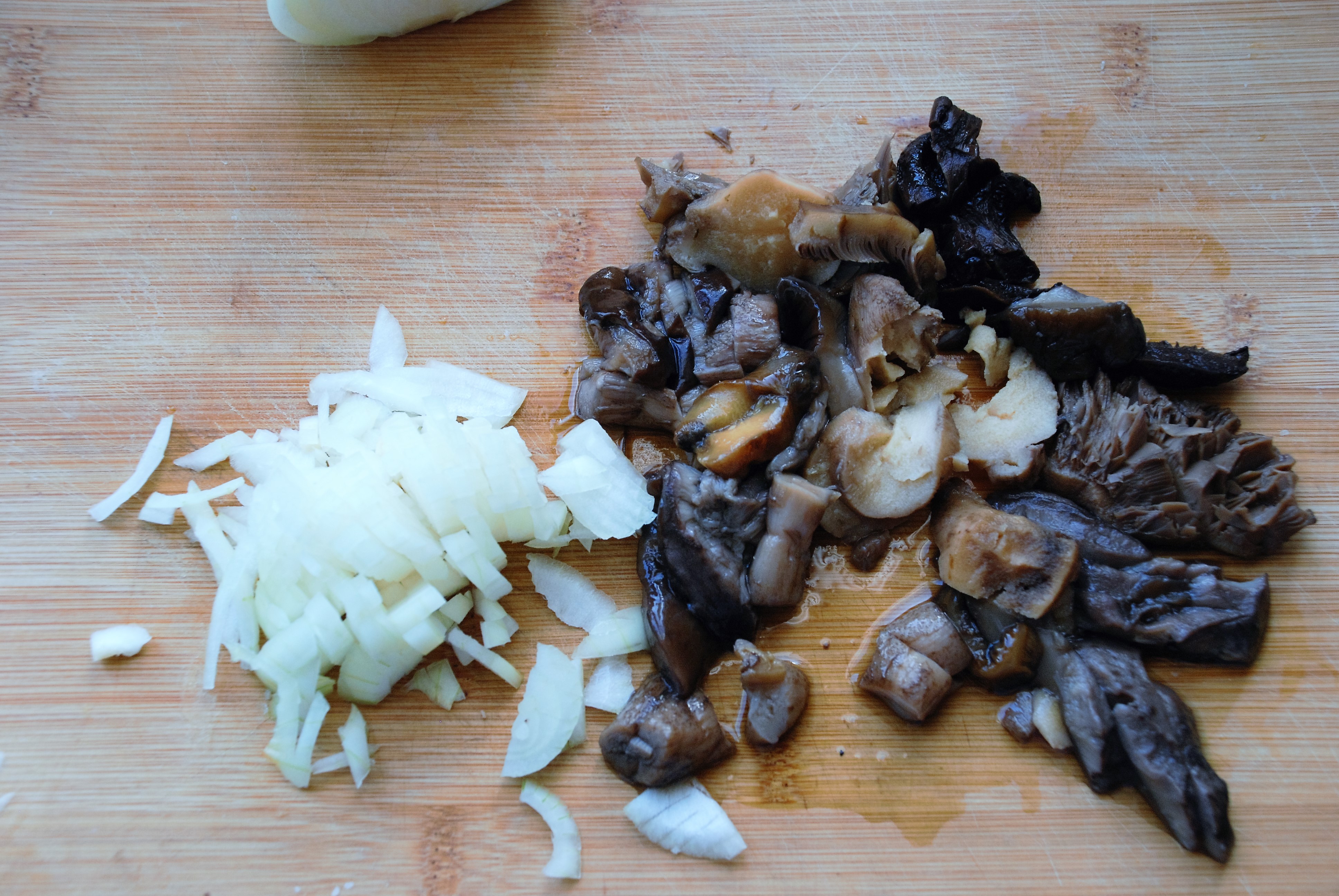 Нарезать мелко лук и грибы